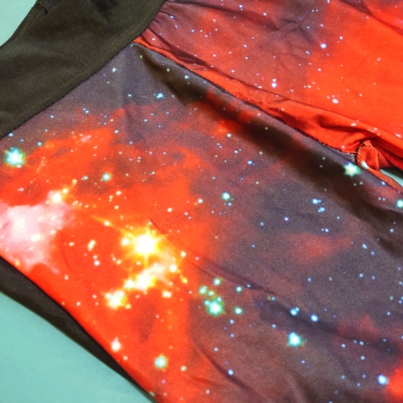 🇺🇲🏋🏼‍♀️Galaxy Red - Misses size L Slim Fit, Athletic Capri - Picture 2 of 4